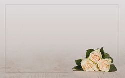 Carte remerciement décès bouquet de roses blanches sur fond bois
